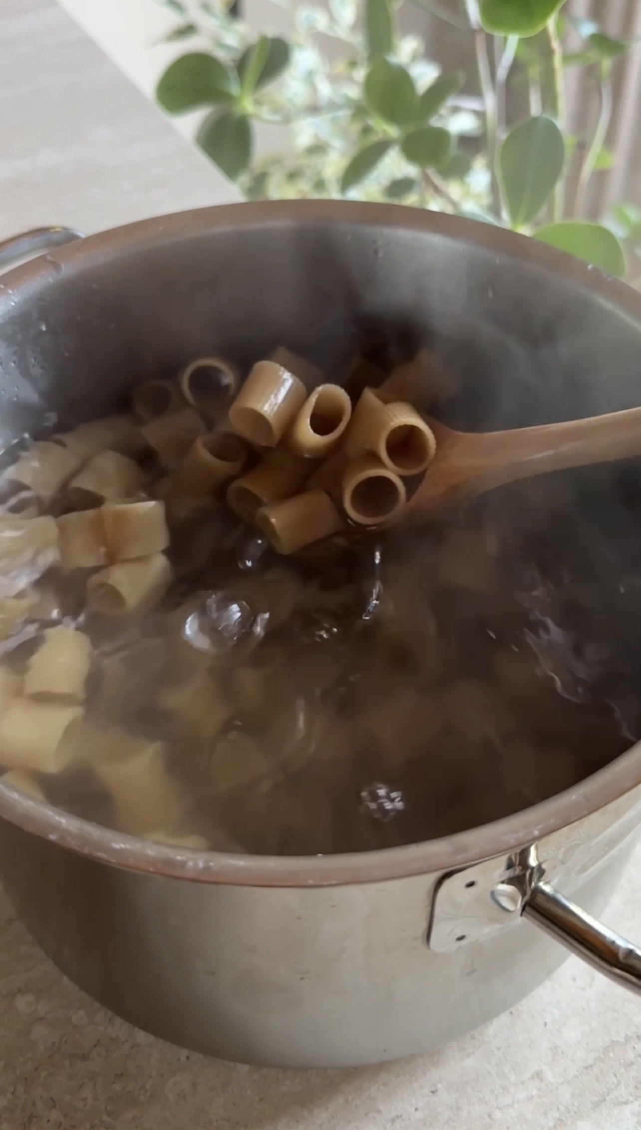 Mezzi rigatoni alla barbabietola e pistacchi ricetta step 3