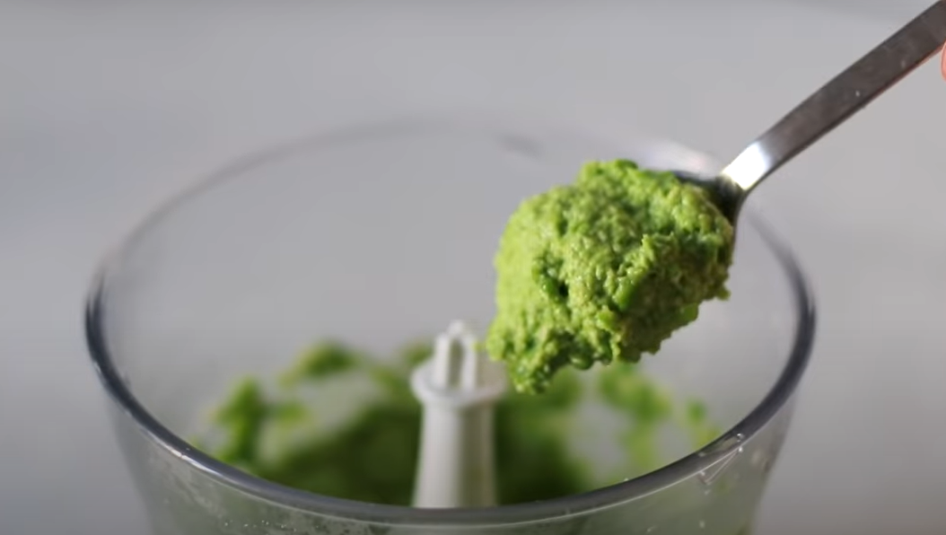 Linguine al pesto di piselli con pangrattato ai pomodori secchi e olive ricetta step 2