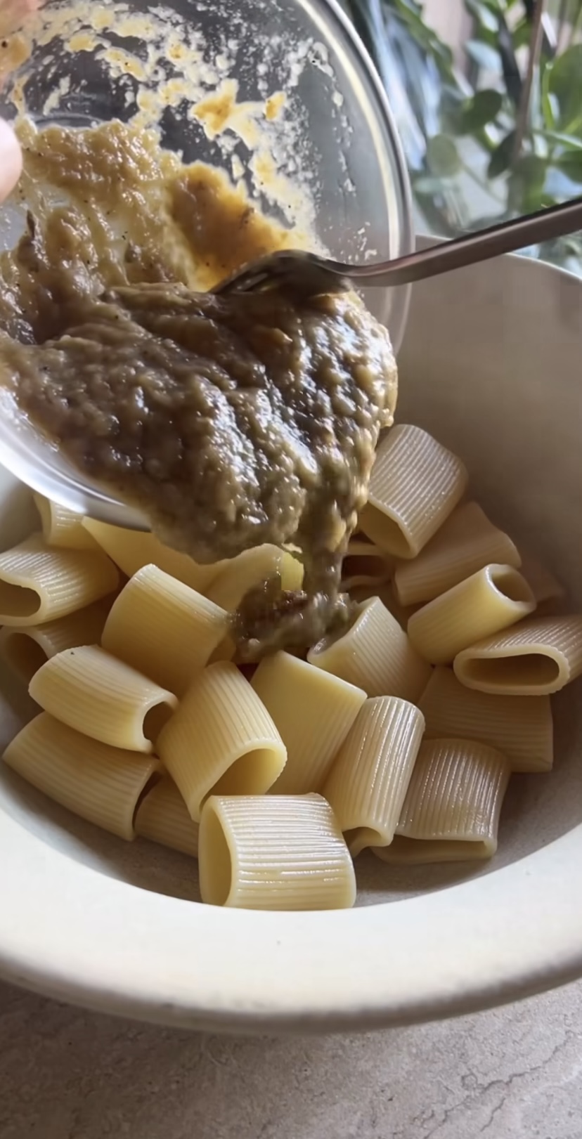 Paccheri con crema di melanzane, pomodorini confit e pesto ricetta step 4