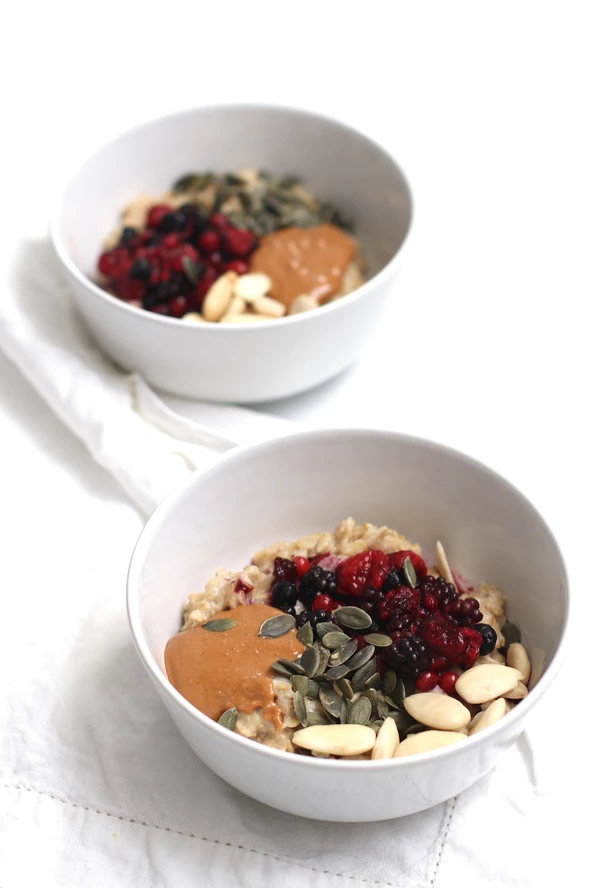 Porridge di avena con frutti di bosco, burro di arachidi e mandorle ricetta step 2