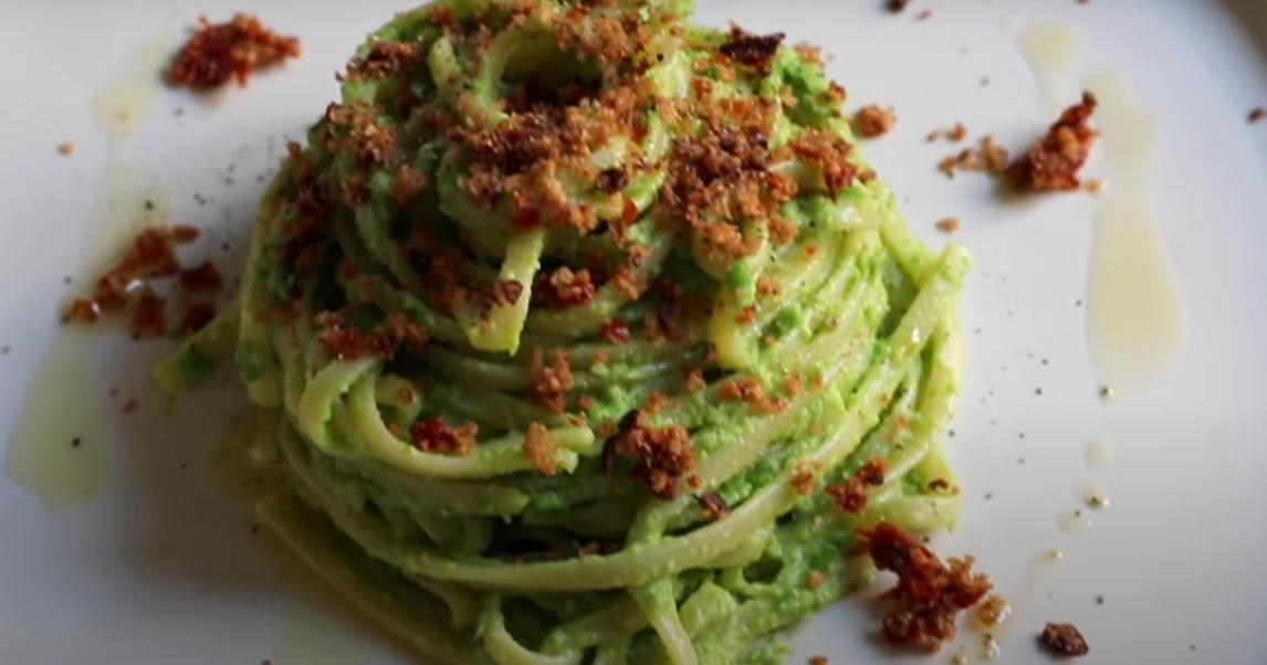 Linguine al pesto di piselli con pangrattato ai pomodori secchi e olive ricetta step 4