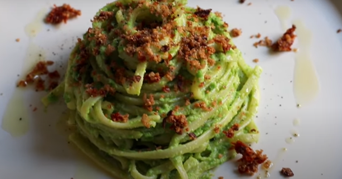 Linguine al pesto di piselli con pangrattato ai pomodori secchi e olive ricetta step 1