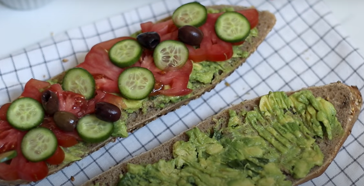 Panino estivo con avocado, pomodoro, olive e zucchine ricetta step 3