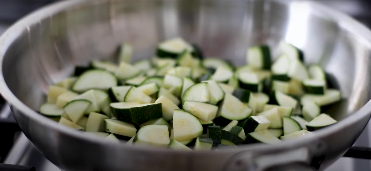 Pasta fredda con piselli, fagiolini, zucchine e basilico ricetta step 2