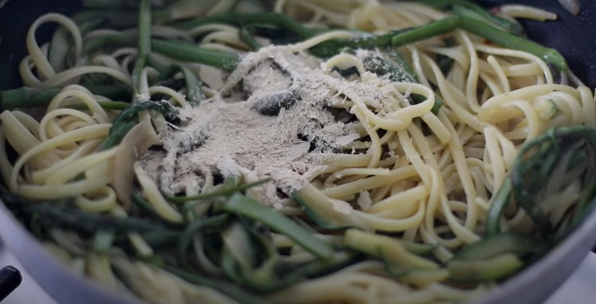 Linguine con asparagi e zucchine allo zafferano ricetta step 4