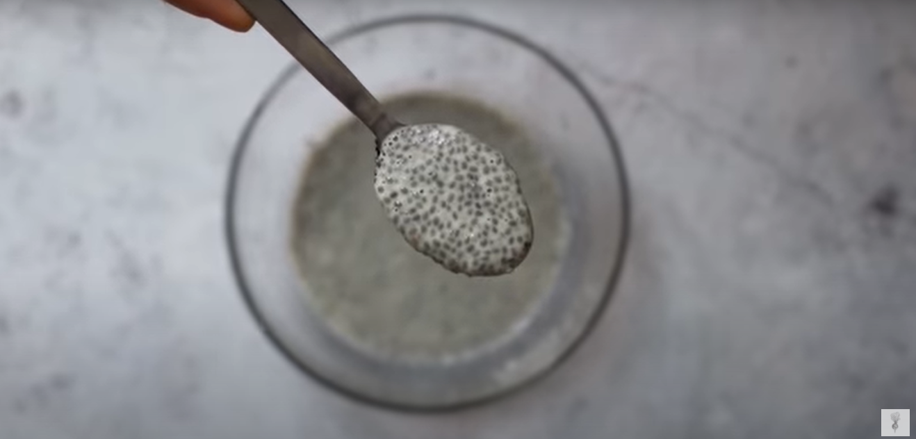 Budino di semi di chia con frutta fresca ricetta step 1