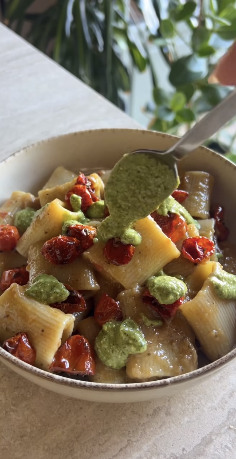 Paccheri con crema di melanzane, pomodorini confit e pesto ricetta step 5