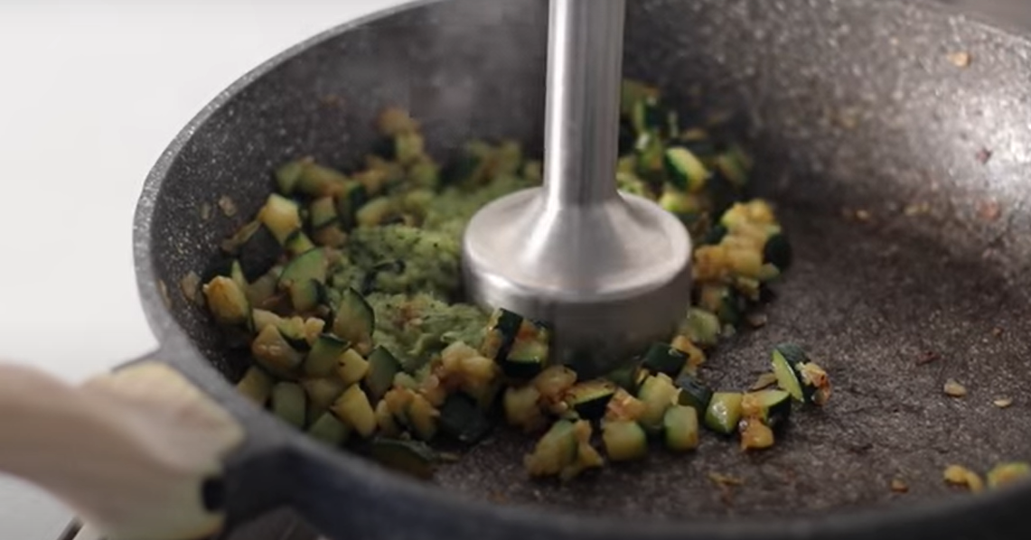 Pasta con zucchine, uvetta e pinoli ricetta step 2