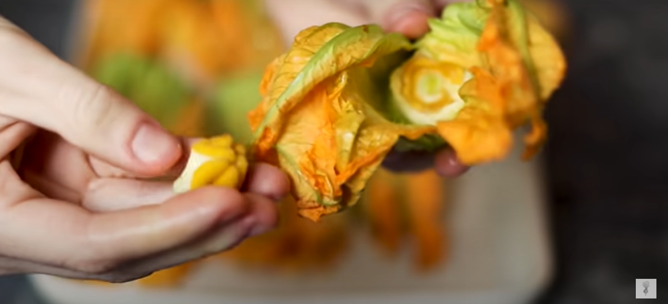 Fiori di zucca fritti ricetta step 1