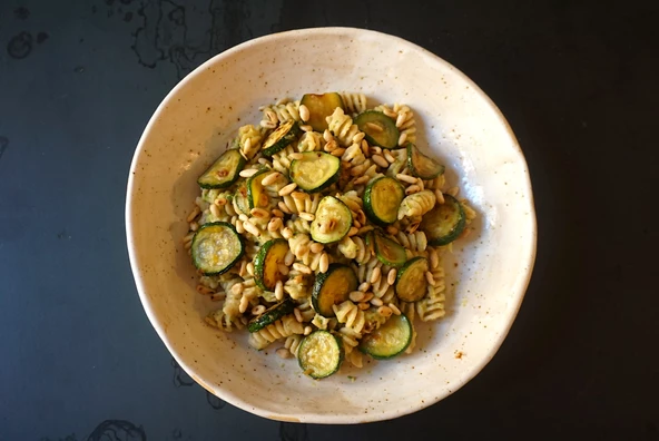 Pasta al pesto di zucchine, porri e pinoli ricetta step 2