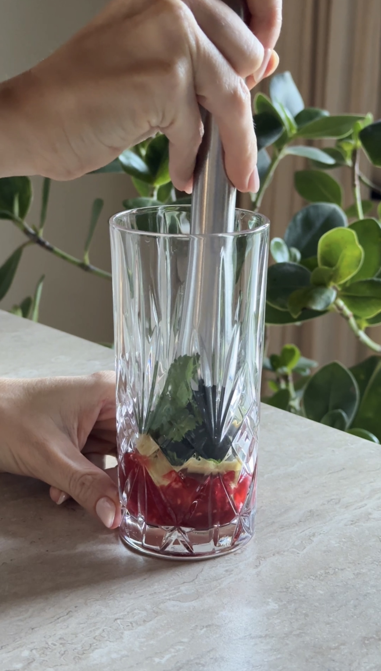 Cocktail analcolico alle fragole e lamponi ricetta step 1