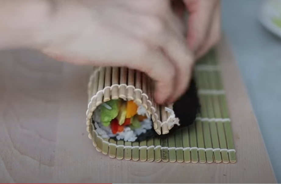 Uramaki con Avocado e Verdure ricetta step 4