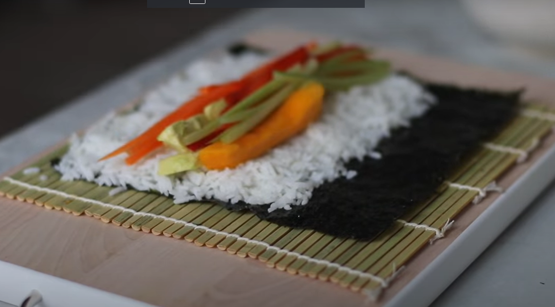 Uramaki con Avocado e Verdure ricetta step 3