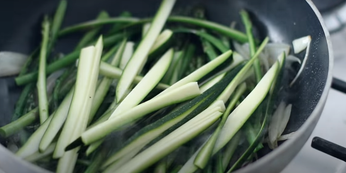 Linguine con asparagi e zucchine allo zafferano ricetta step 3