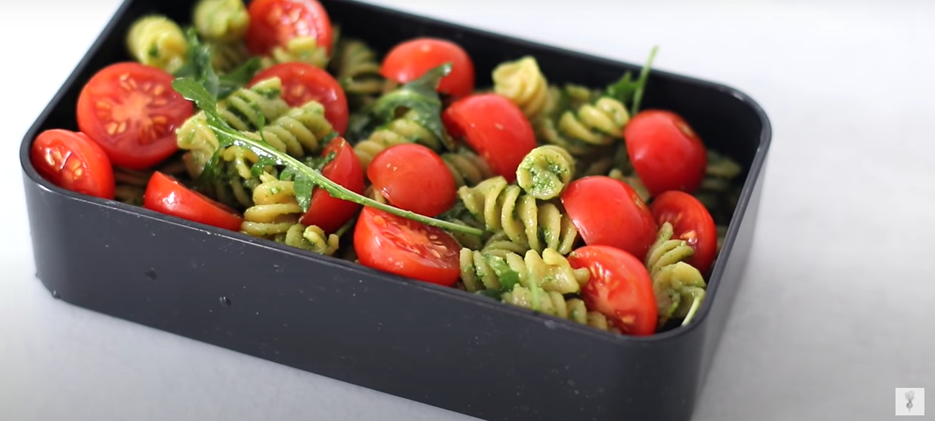 Pranzo n.2: Pasta al pesto, rucola e pomodorini + Macedonia ricetta step 2