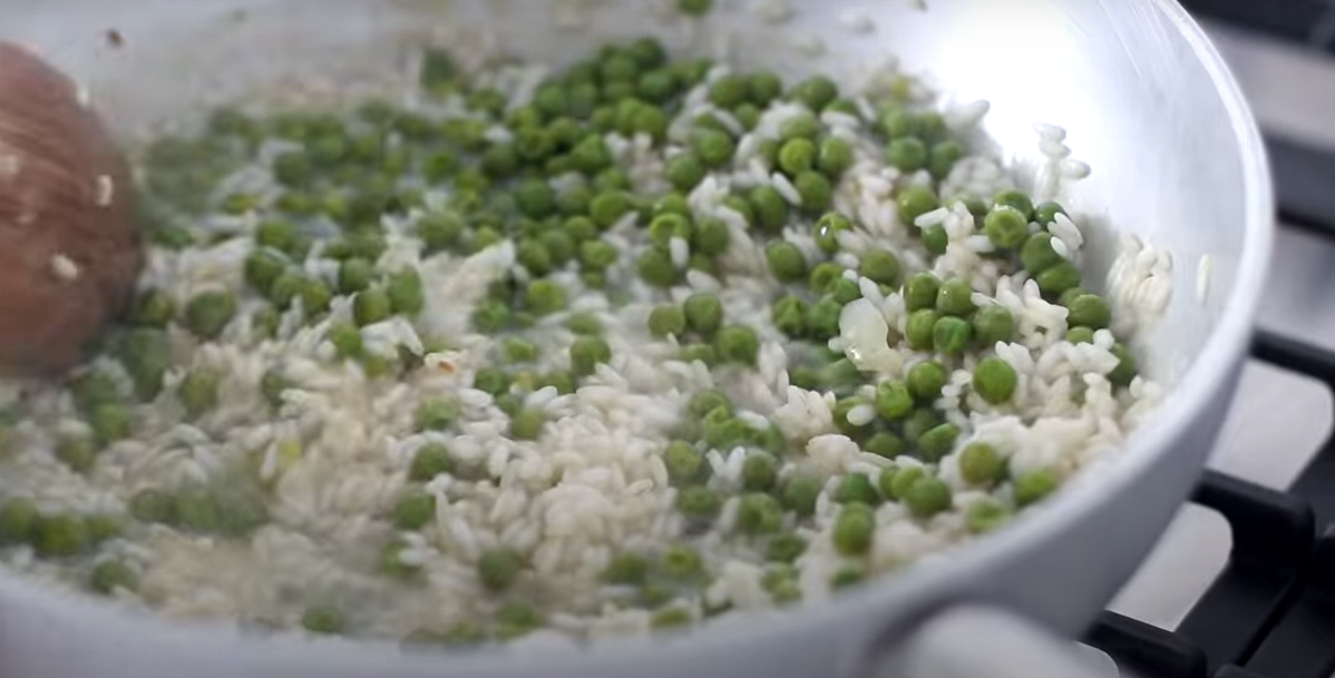 Risotto vegano ai piselli ricetta step 3
