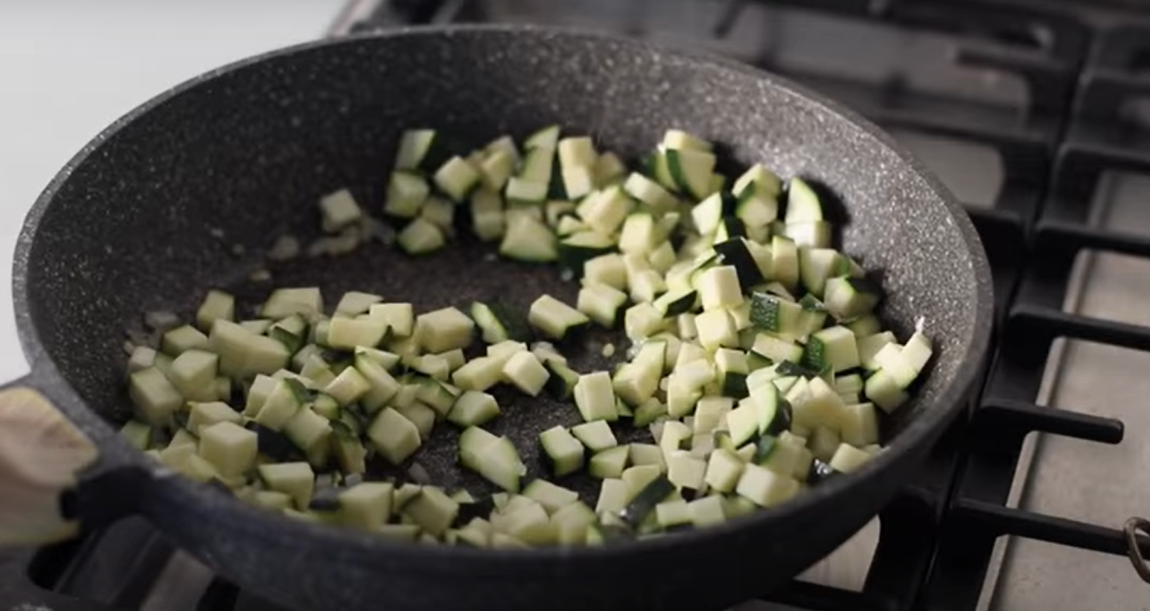 Pasta con zucchine, uvetta e pinoli ricetta step 1