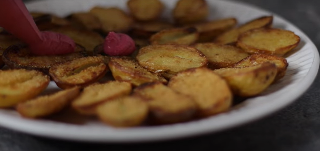 Barchette di patate al forno con l’hummus alla barbabietola ricetta step 3