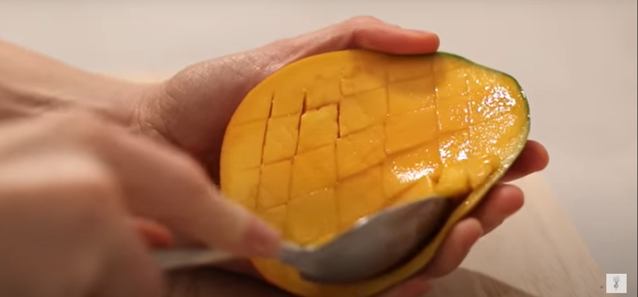 Smoothie con arancia, mango e curcuma  ricetta step 1