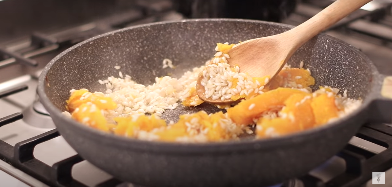 Risotto vegano zucca e rosmarino ricetta step 2