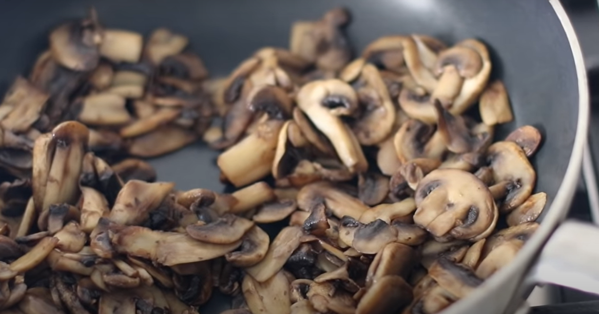 Panino con funghi, hummus, zucchine e rucola ricetta step 1