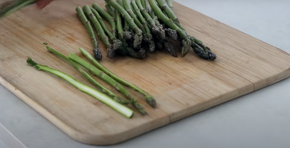 Linguine con asparagi e zucchine allo zafferano ricetta step 2