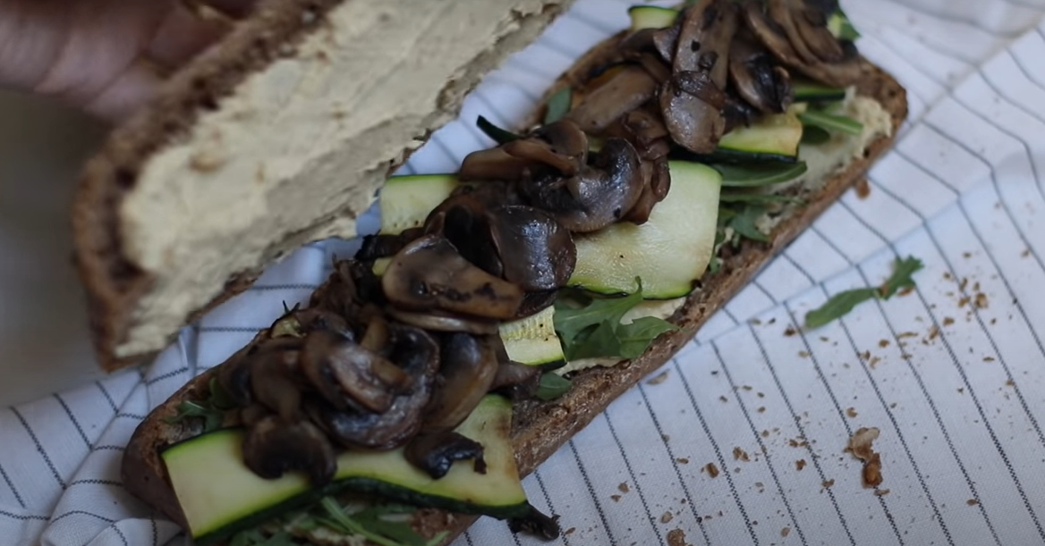 Panino con funghi, hummus, zucchine e rucola ricetta step 3