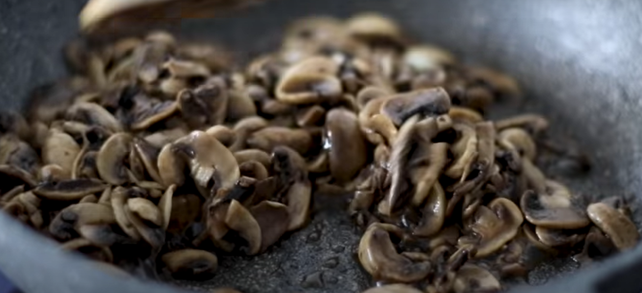 Segale semintegrale con pesto di rucola e noci, funghi e radicchio ricetta step 2
