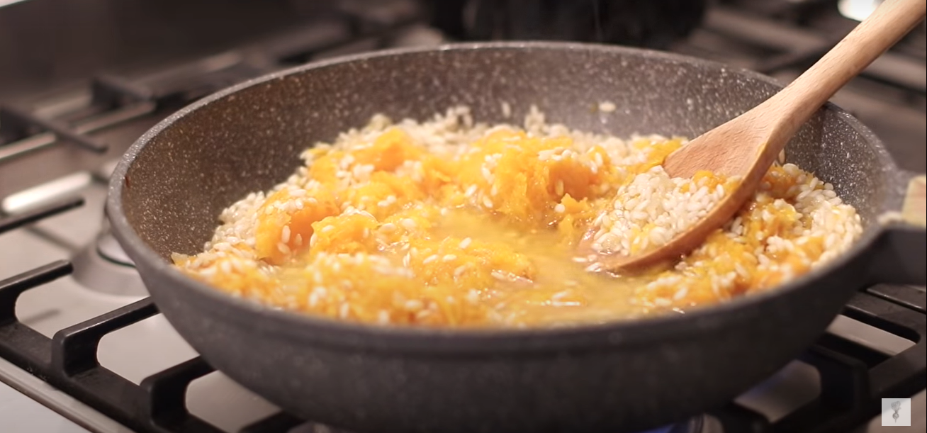 Risotto rustico alla zucca, salvia e noci pecan ricetta step 2