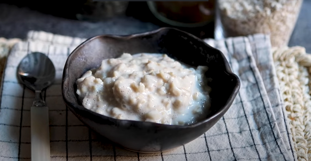 Porridge di avena con frutti di bosco, burro di arachidi e mandorle ricetta step 1