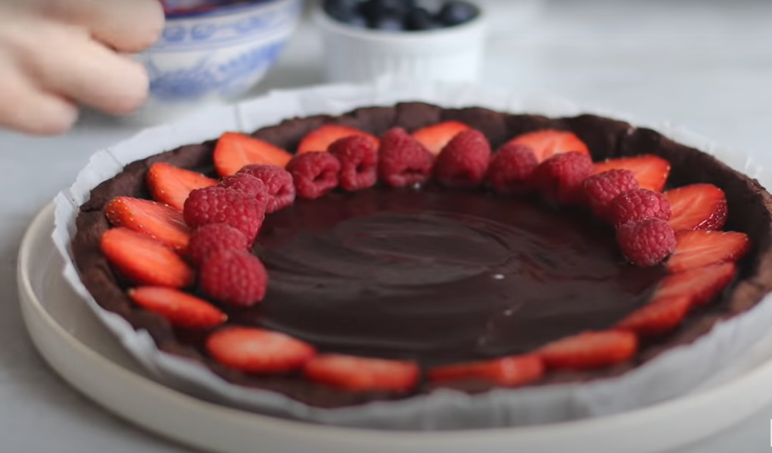 Crostata vegana al cioccolato con fragole e frutti di bosco ricetta step 4