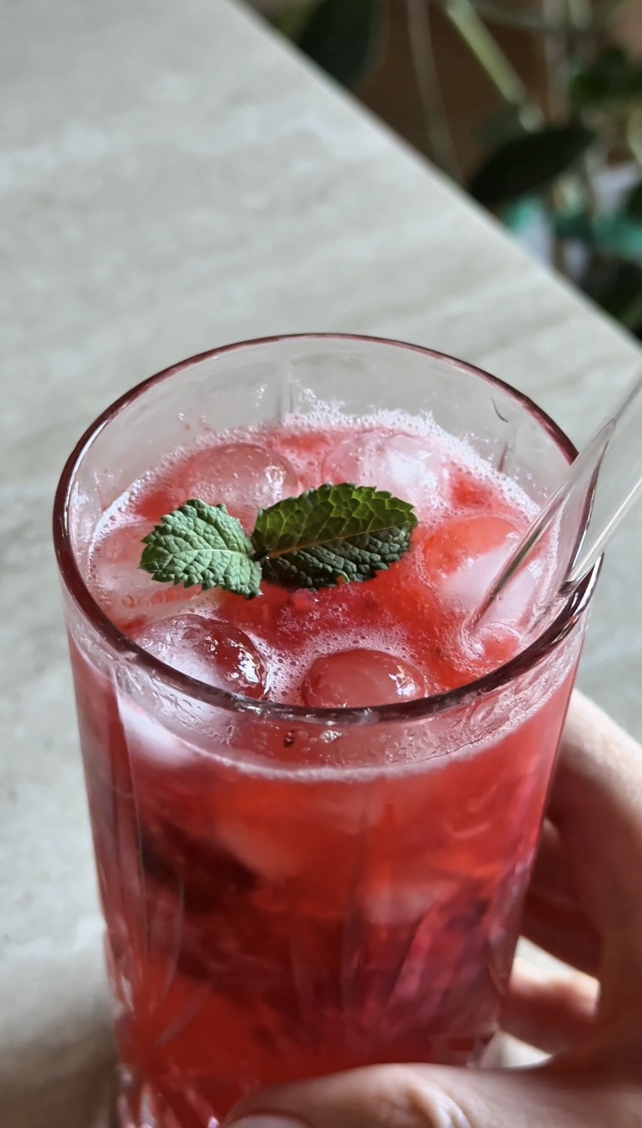 Cocktail analcolico alle fragole e lamponi ricetta step 3