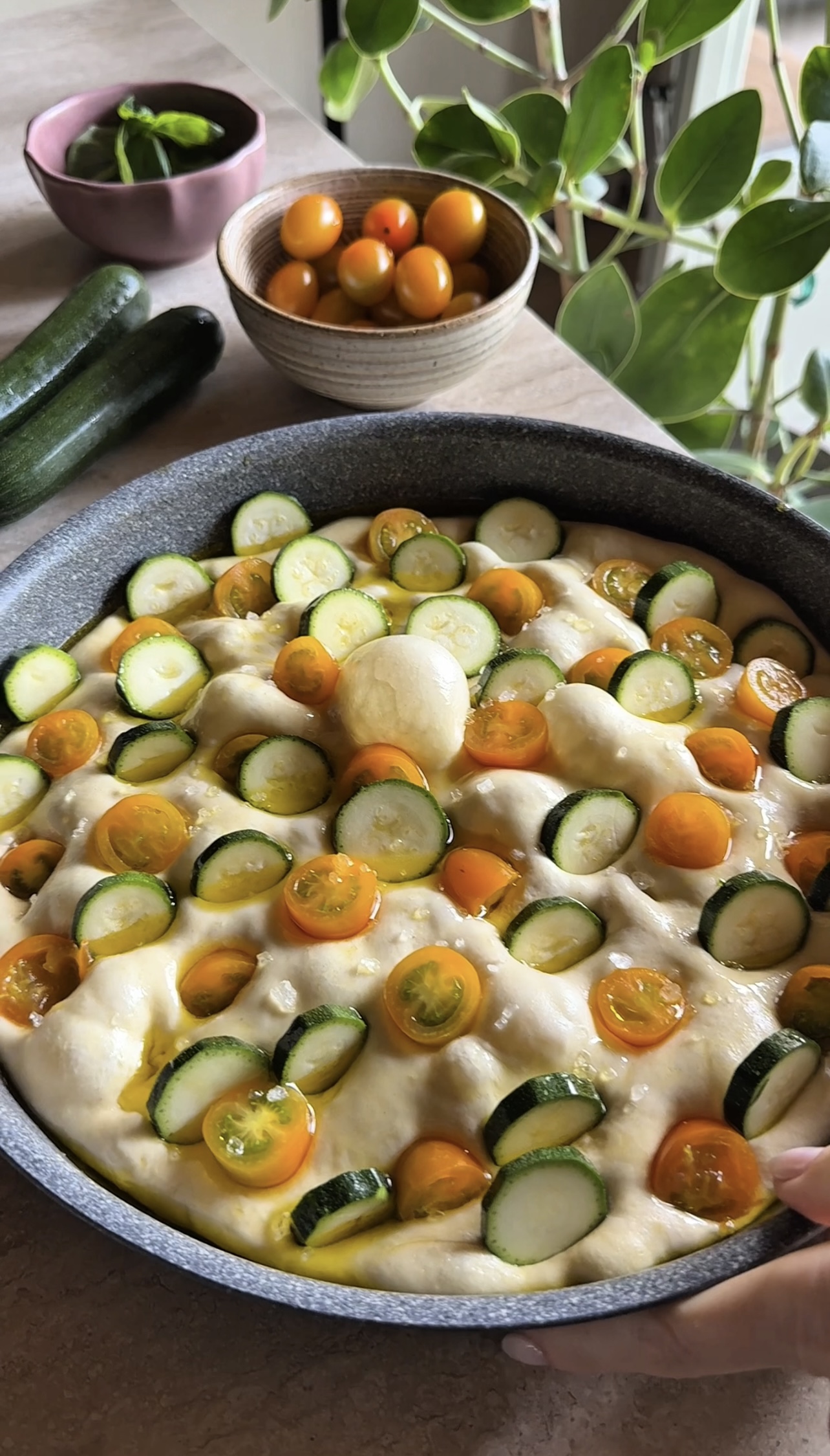 Focaccia primaverile con verdure e pesto ricetta step 4