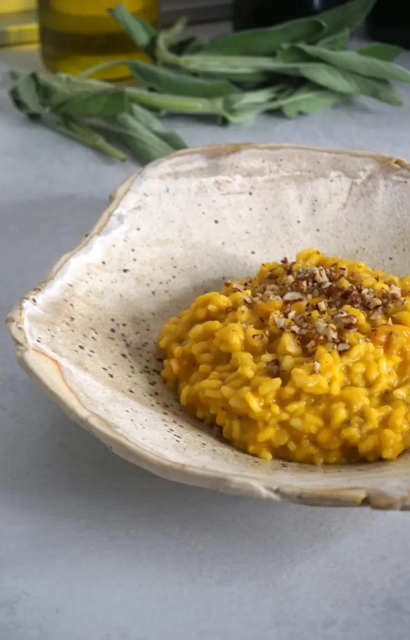 Risotto rustico alla zucca, salvia e noci pecan ricetta