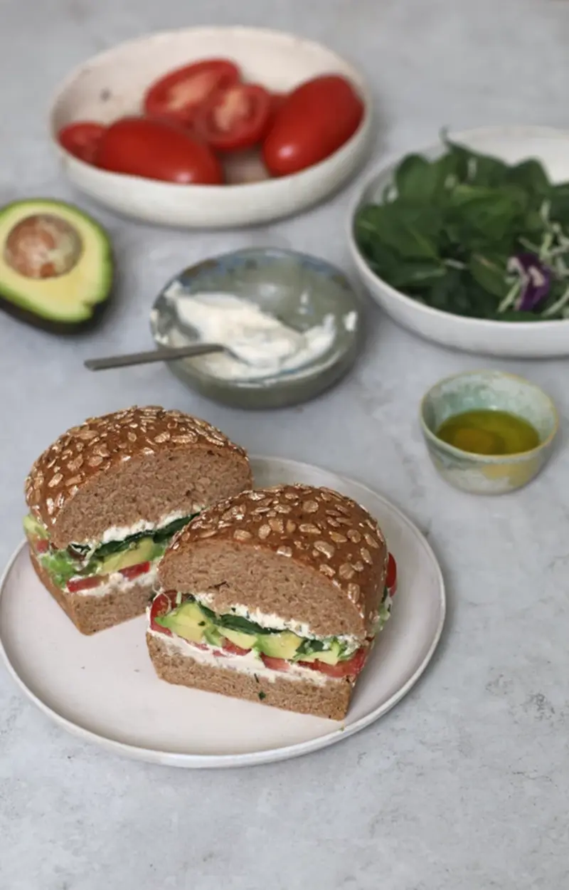 Panino con formaggio di tofu, avocado e pomodori ricetta