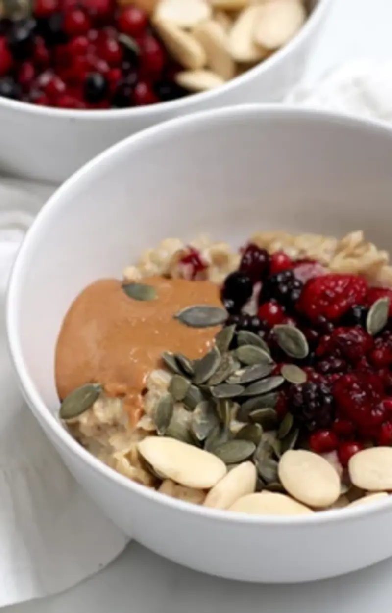 Porridge di avena con frutti di bosco, burro di arachidi e mandorle ricetta