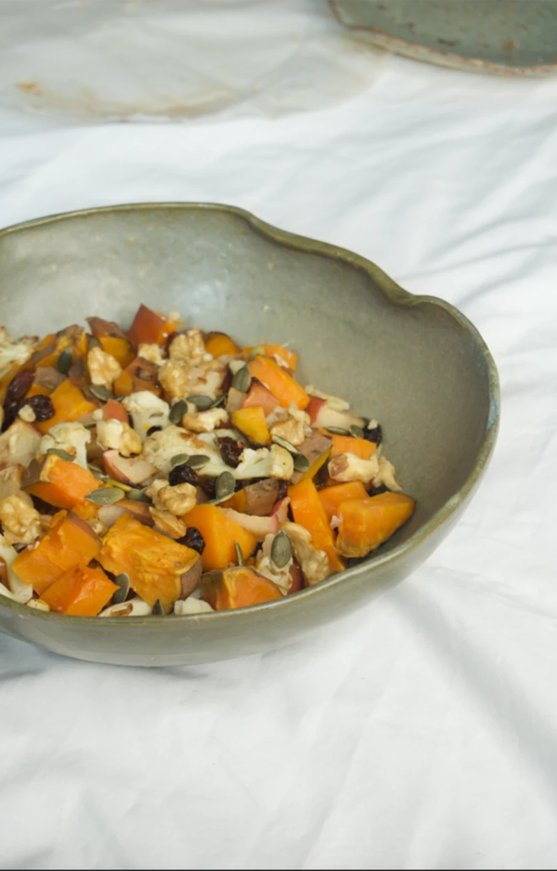 Orzo con patate dolci al forno, cavolfiore, mele e uvette ricetta