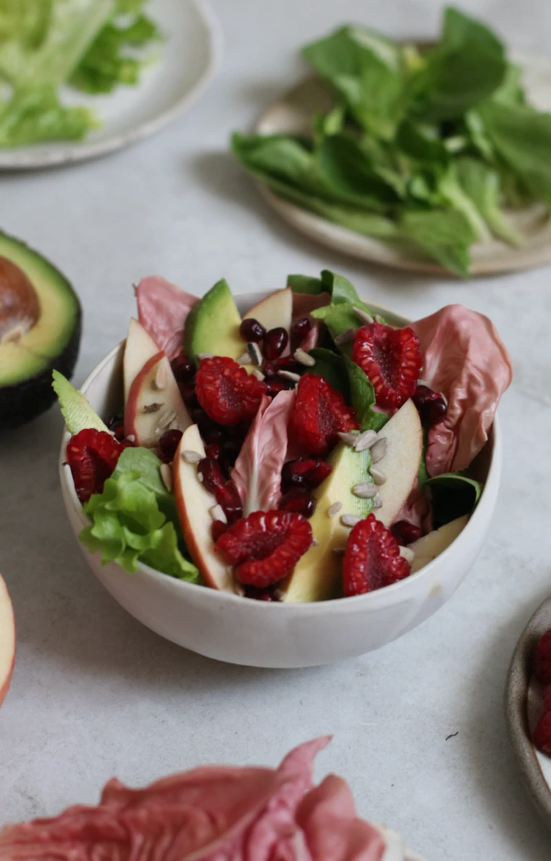 Insalata di radicchio rosa con avocado, lamponi e mela ricetta