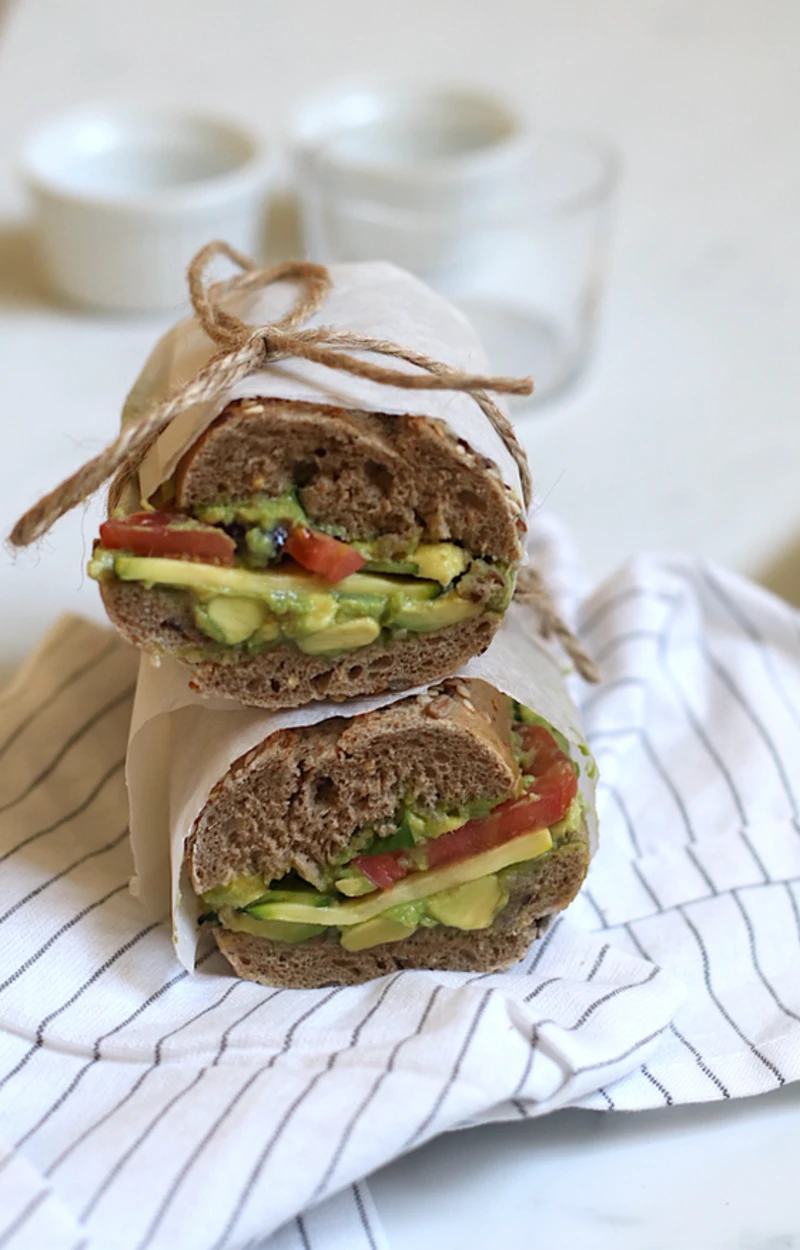 Panino estivo con avocado, pomodoro, olive e zucchine ricetta
