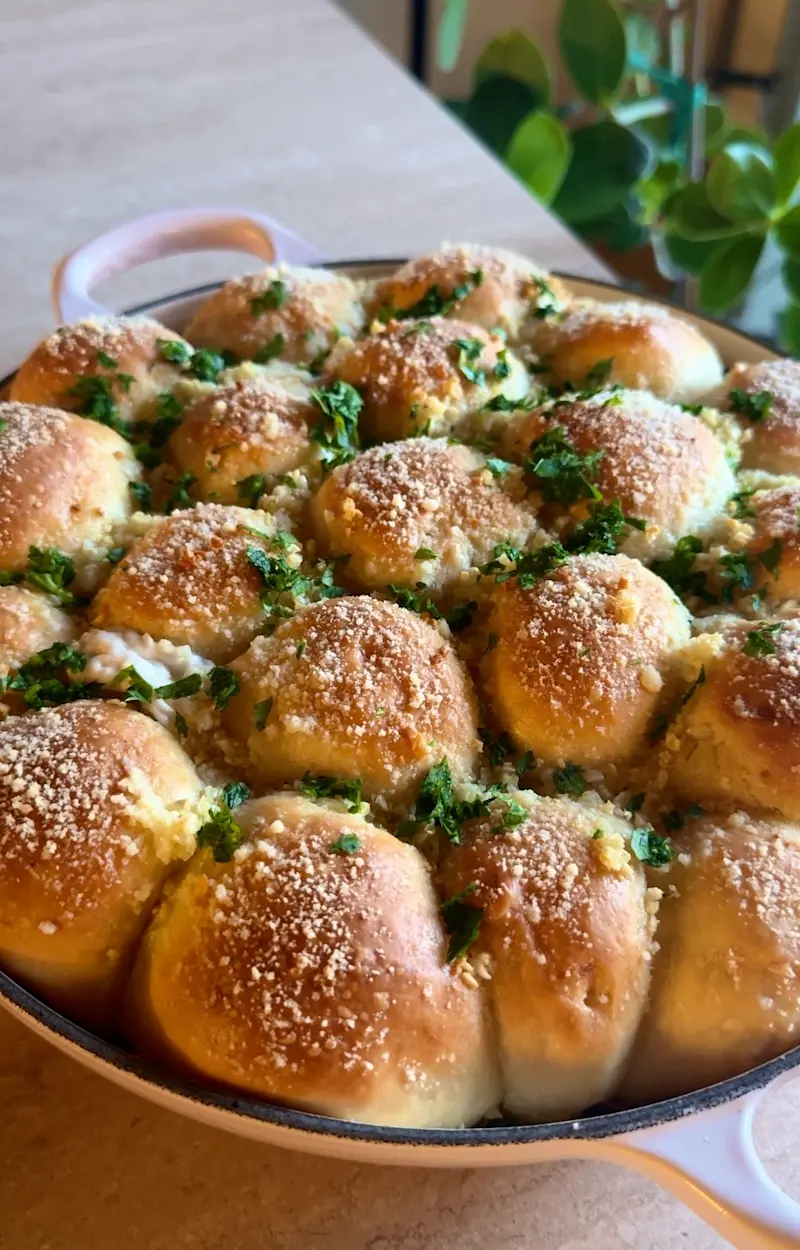 Panini soffici al “formaggio” e aglio ricetta