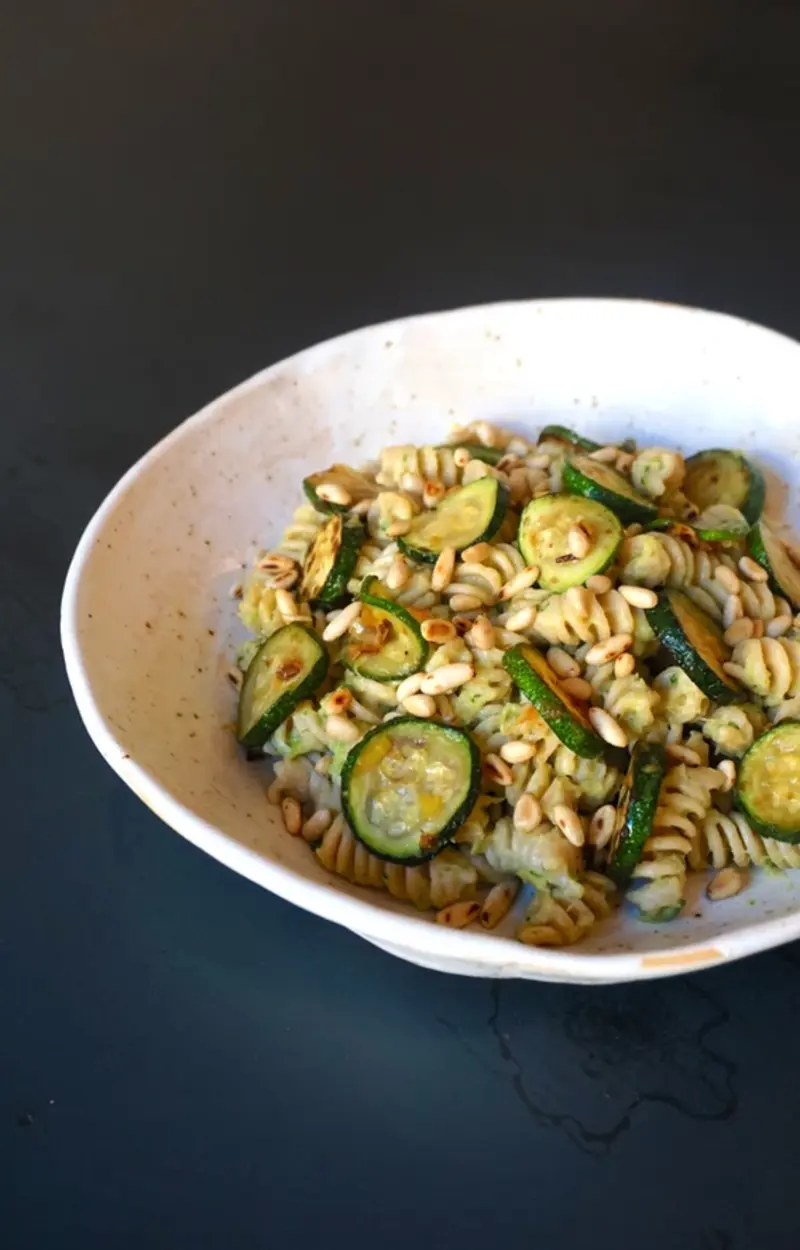 Pasta al pesto di zucchine, porri e pinoli ricetta