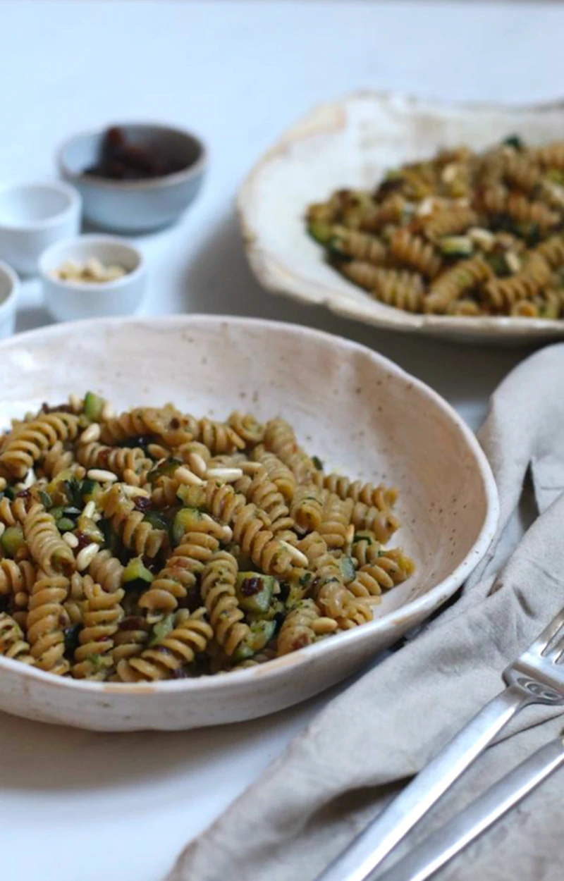 Pasta con zucchine, uvetta e pinoli ricetta
