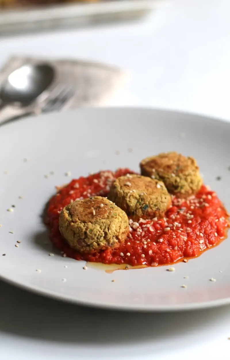 Polpette di ceci alle erbe con sugo alle verdure ricetta