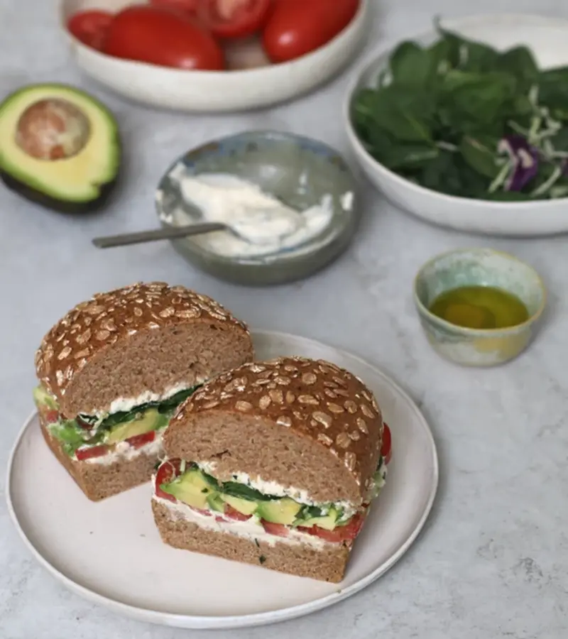 Panino con formaggio di tofu, avocado e pomodori ricetta