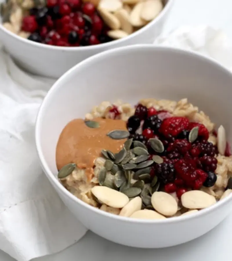 Porridge di avena con frutti di bosco, burro di arachidi e mandorle ricetta