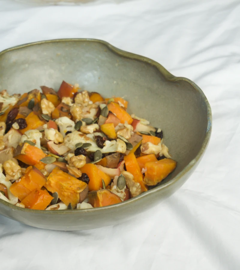 Orzo con patate dolci al forno, cavolfiore, mele e uvette ricetta