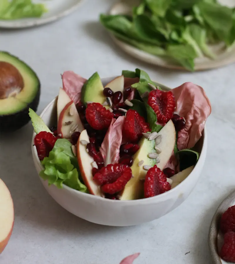 Insalata di radicchio rosa con avocado, lamponi e mela ricetta