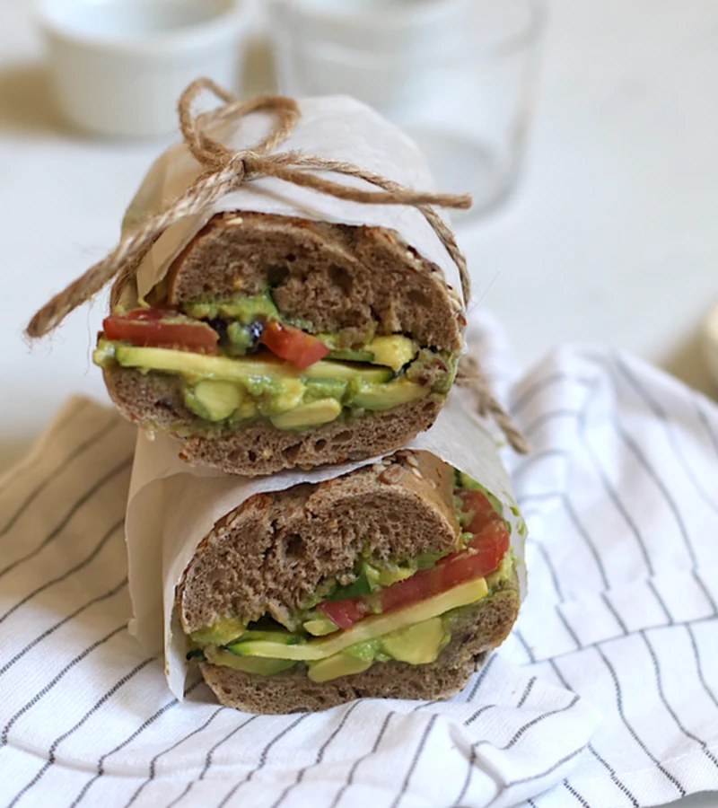 Panino estivo con avocado, pomodoro, olive e zucchine ricetta