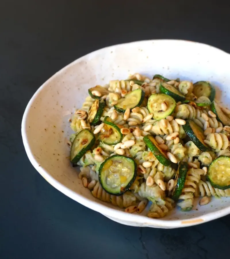 Pasta al pesto di zucchine, porri e pinoli ricetta