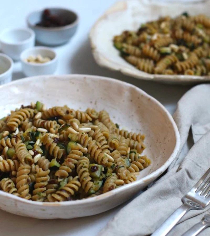 Pasta con zucchine, uvetta e pinoli ricetta
